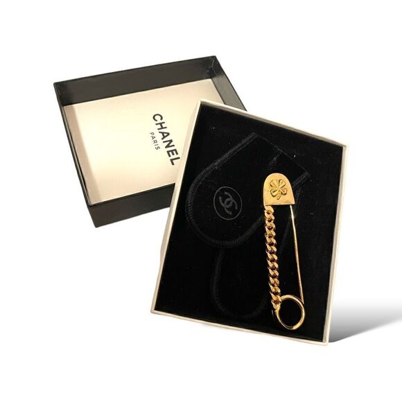 ā¤ļøSOLDā¤ļøCHANELāVintageĀ RAREāGold-toneāFourāLeafāCloverāClothesāPināBrooch - Picture 14 of 16